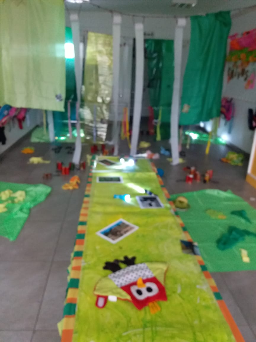 Escenario lúdico de sala de dos: EXPLORADORES DE LA SELVA – INSTITUTO